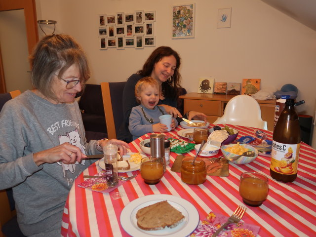 Mama, Nils und Sabine in unserer Wohnung