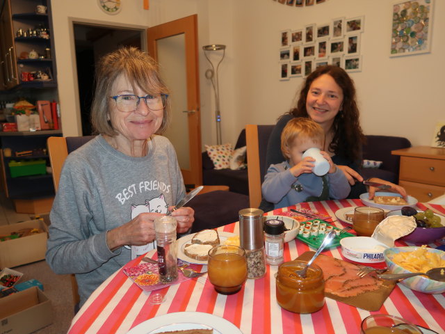 Mama, Nils und Sabine in unserer Wohnung
