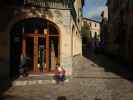 Sabine und Nils auf der Pla&ccedil;a Bartomeu Estar&agrave;s in Valldemossa (23. Nov.)
