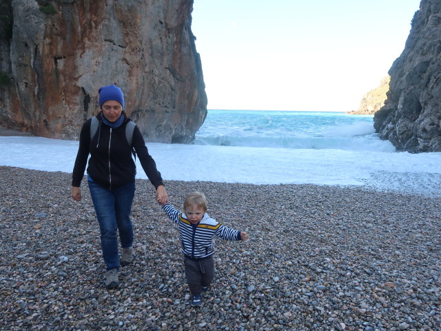 Sabine und Nils am Platja de Torrent de Pareis (26. Nov.)