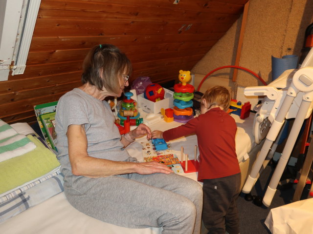 Mama und Nils im Haus meiner Eltern