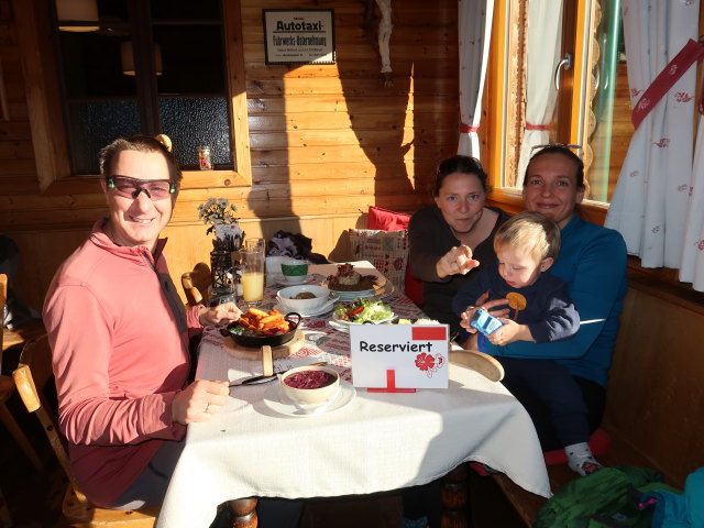Ich, Sabine, Nils und Ursa in der Speckbacherh&uuml;tte, 1.094 m