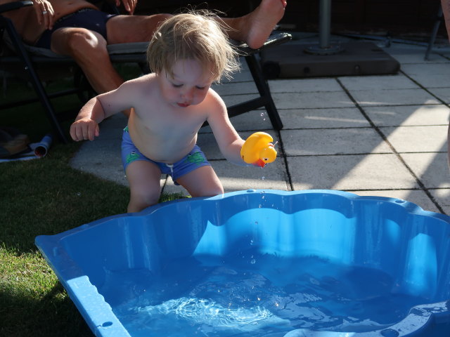 Papa und Nils im Garten meiner Eltern