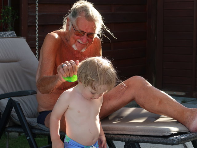 Papa und Nils im Garten meiner Eltern