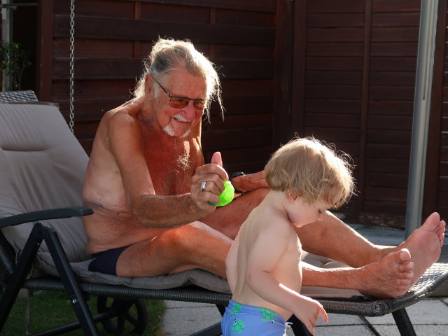 Papa und Nils im Garten meiner Eltern