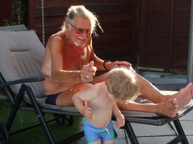Papa und Nils im Garten meiner Eltern