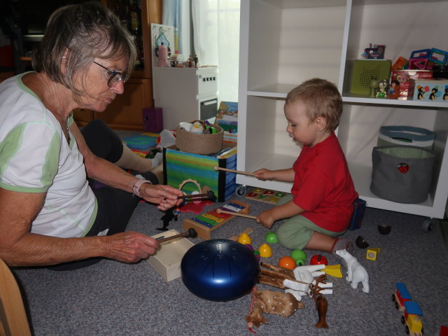 Mama und Nils in unserer Wohnung
