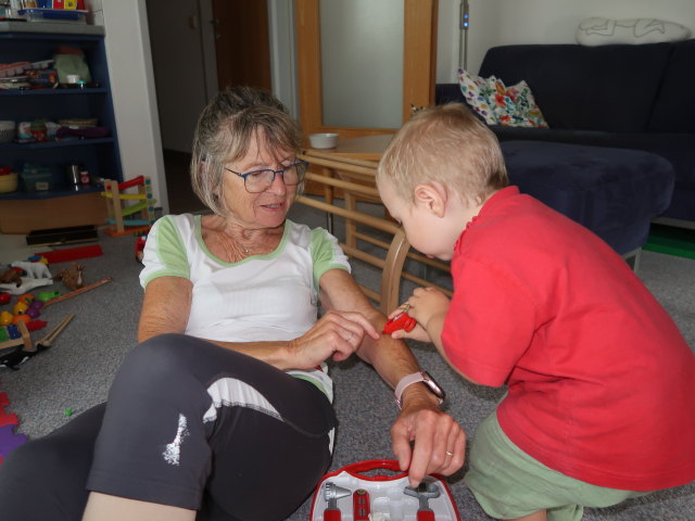 Mama und Nils in unserer Wohnung