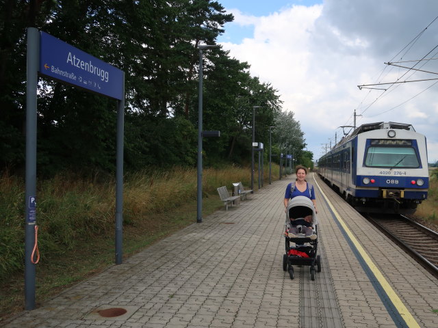 Sabine und Nils in der Haltestelle Atzenbrugg, 191 m