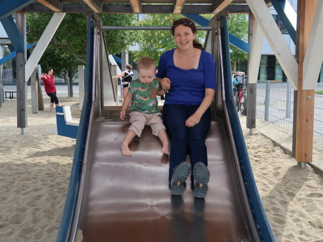 Nils und Sabine am Spielplatz im Hannah-Arendt-Park