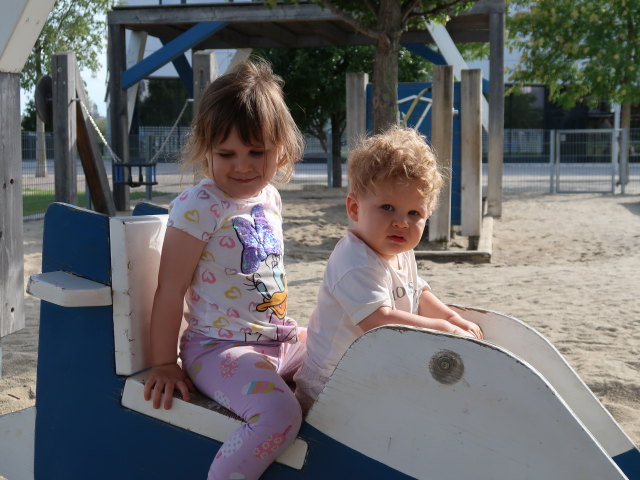 Marie und Raphael am Spielplatz im Hannah-Arendt-Park