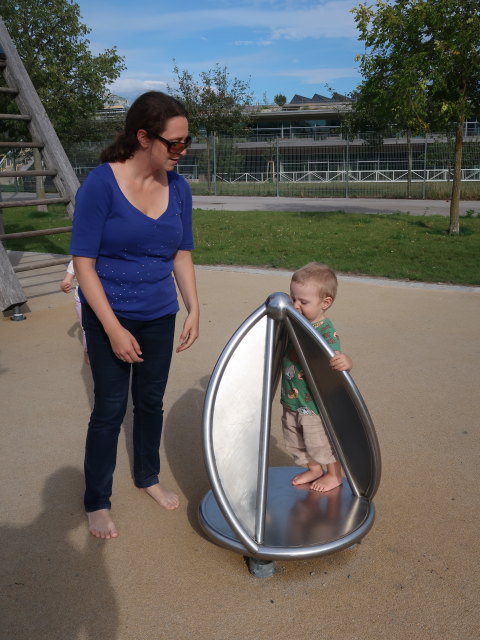 Sabine und Nils am Spielplatz im Hannah-Arendt-Park
