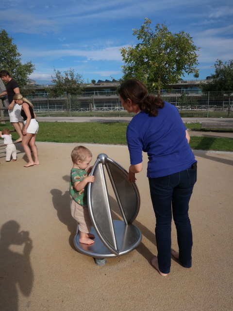 Raphael, Eckart, Elisabeth, Nils und Sabine am Spielplatz im Hannah-Arendt-Park
