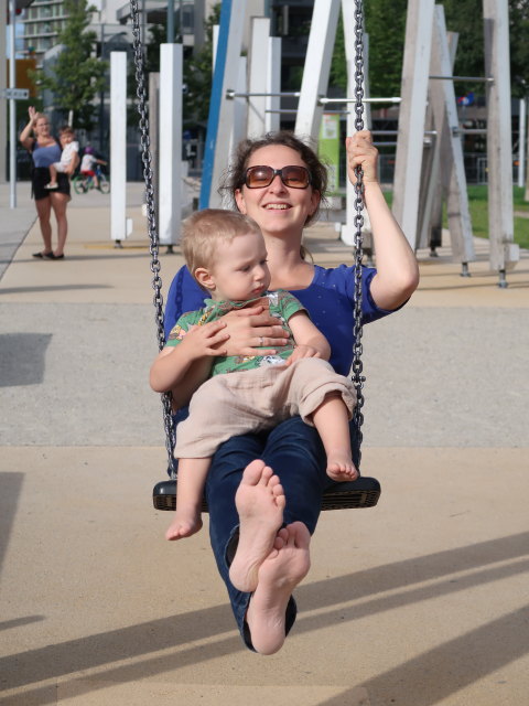 Nils und Sabine am Spielplatz im Hannah-Arendt-Park