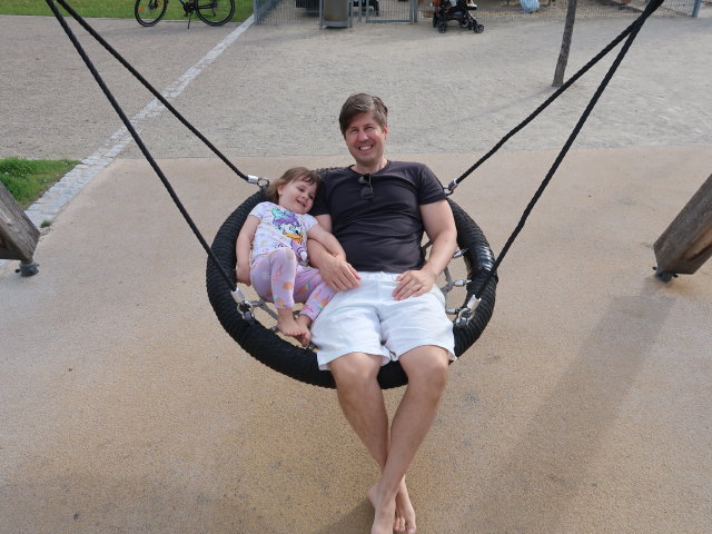 Marie und Eckart am Spielplatz im Hannah-Arendt-Park