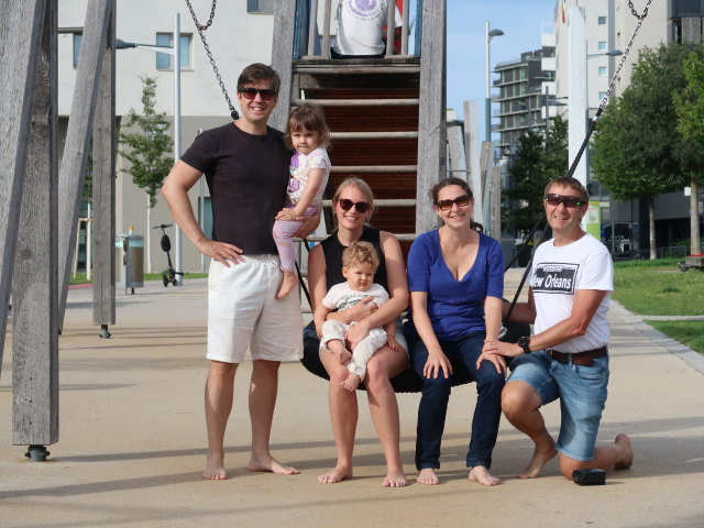 Eckart, Marie, Elisabeth, Raphael, Sabine und ich am Spielplatz im Hannah-Arendt-Park
