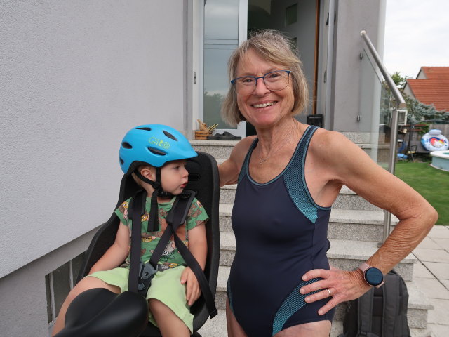 Nils und Mama im Garten meiner Eltern