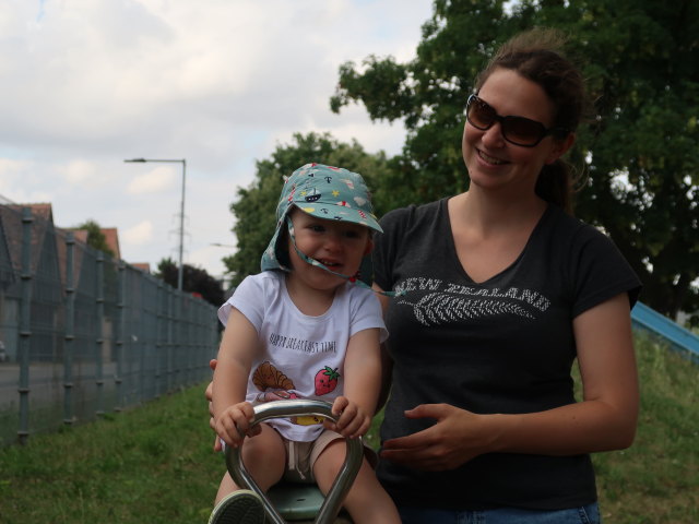 Nils und Sabine am Spielplatz in der &Ouml;stlichen Scheunenstra&szlig;e in Gerasdorf (4. Juli)