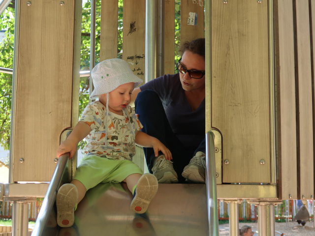 Nils und Sabine am Spielplatz Museum