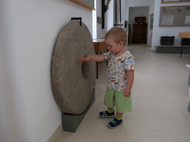 Nils im Museum M&ouml;dling