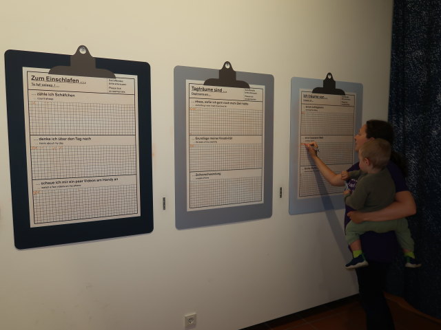 Sabine und Nils in der Ausstellung 'Tr&auml;ume ... tr&auml;umen'