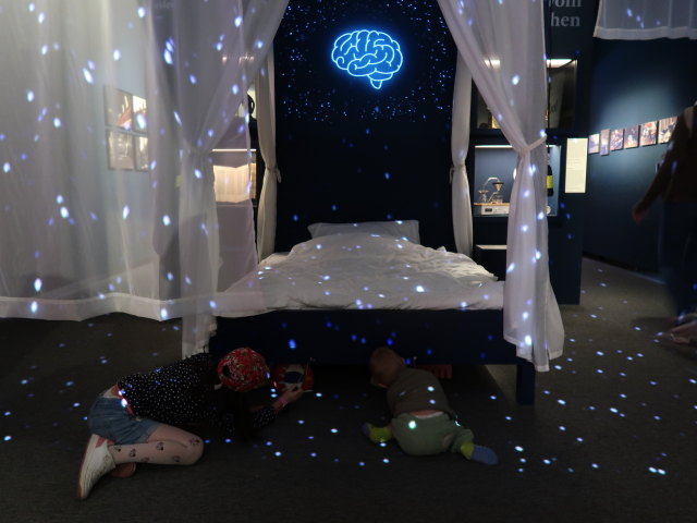 Nils in der Ausstellung 'Tr&auml;ume ... tr&auml;umen'