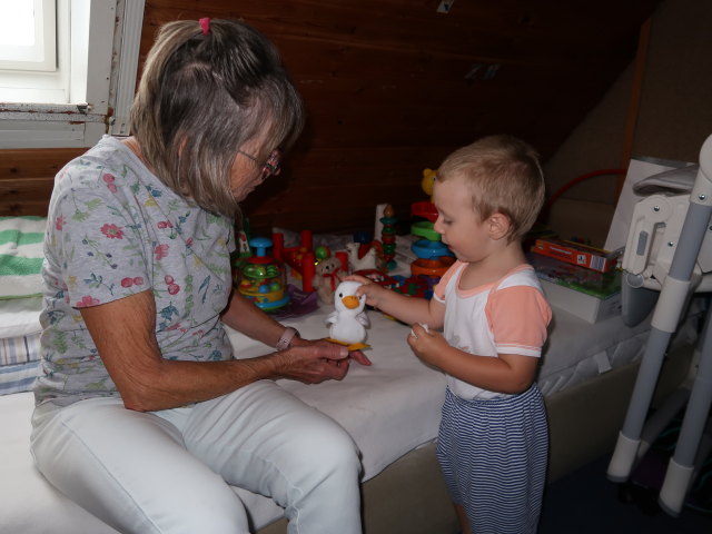 Mama und Nils im Haus meiner Eltern (4. Aug.)