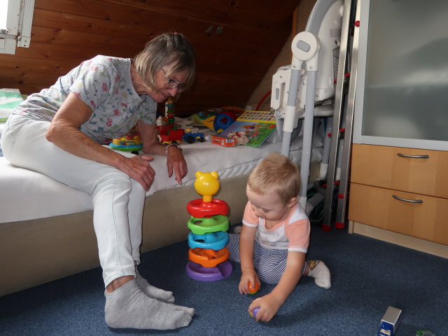Mama und Nils im Haus meiner Eltern (4. Aug.)
