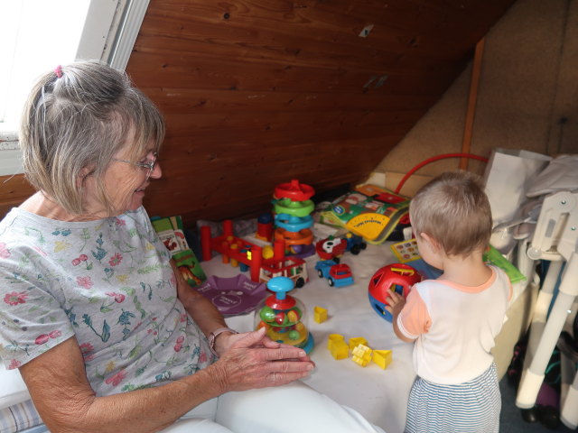 Mama und Nils im Haus meiner Eltern (4. Aug.)