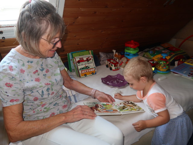 Mama und Nils im Haus meiner Eltern (4. Aug.)