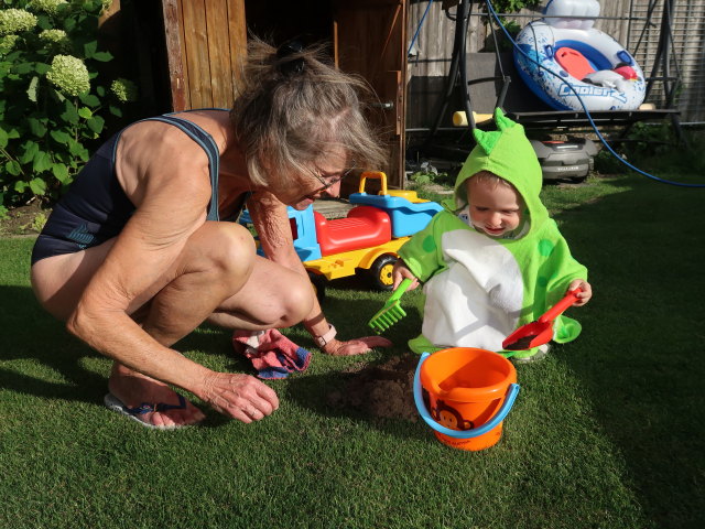 Mama und Nils im Garten meiner Eltern (5. Aug.)
