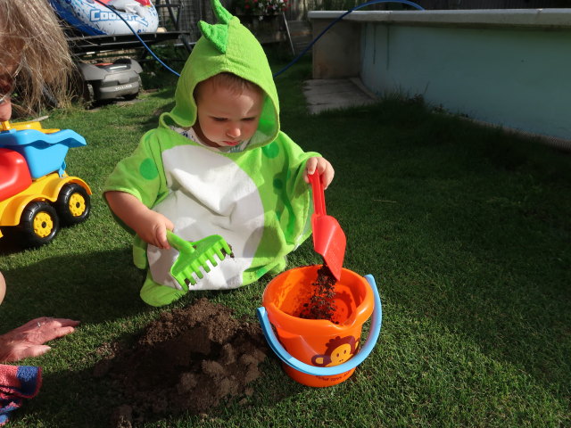 Mama und Nils im Garten meiner Eltern (5. Aug.)
