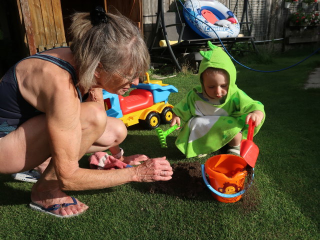 Mama und Nils im Garten meiner Eltern (5. Aug.)