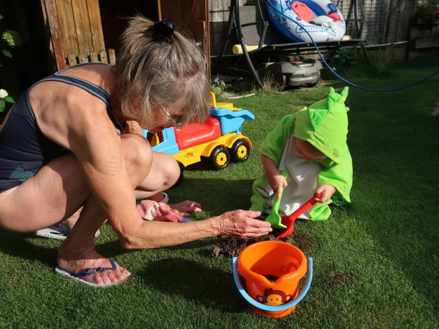 Mama und Nils im Garten meiner Eltern (5. Aug.)