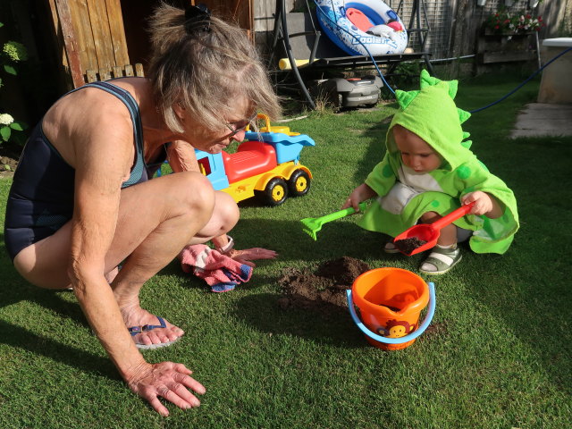 Mama und Nils im Garten meiner Eltern (5. Aug.)