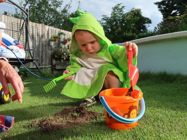 Nils im Garten meiner Eltern (5. Aug.)