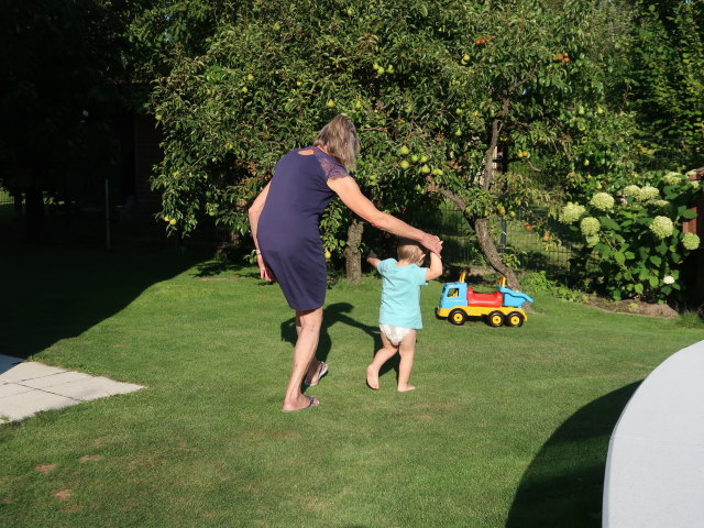 Mama und Nils im Garten meiner Eltern