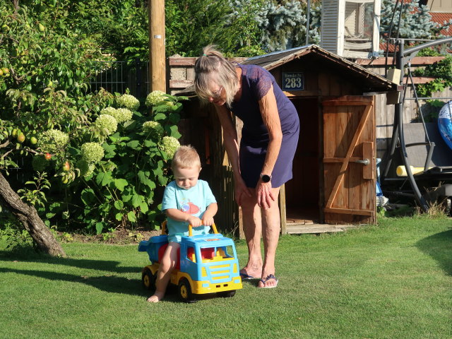 Nils und Mama im Garten meiner Eltern