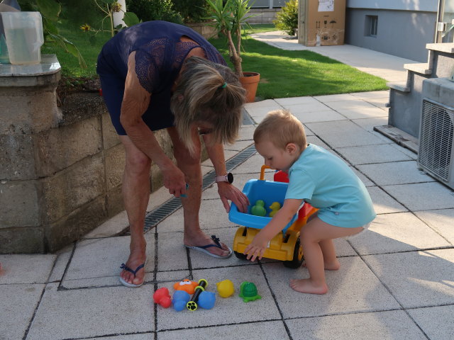 Mama und Nils im Garten meiner Eltern