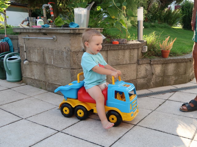 Nils und Papa im Garten meiner Eltern