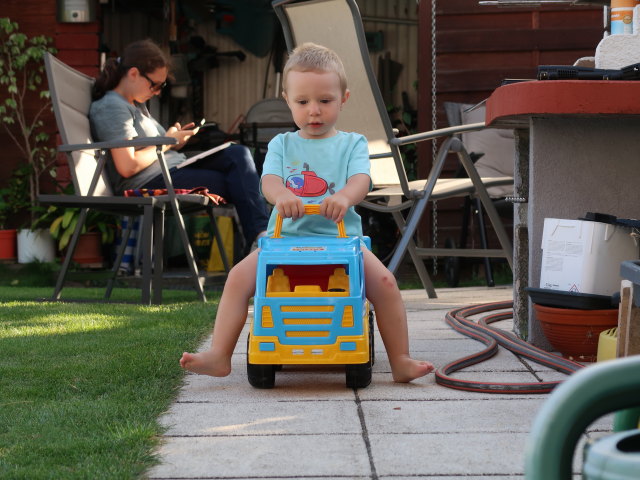 Sabine und Nils im Garten meiner Eltern