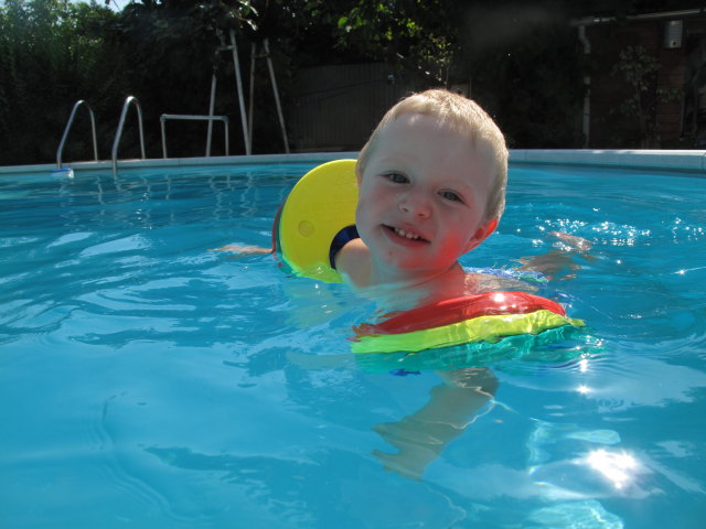 Nils im Schwimmbecken meiner Eltern