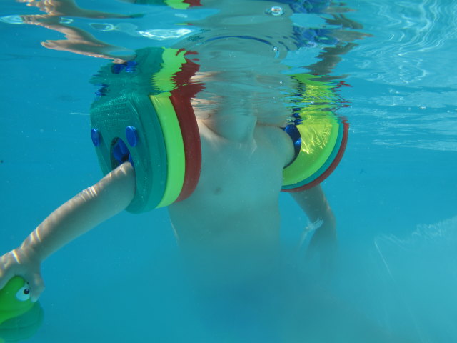 Nils im Schwimmbecken meiner Eltern