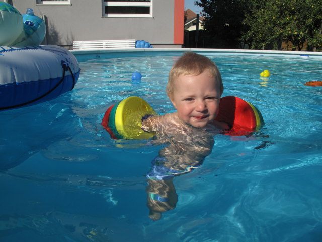 Nils im Schwimmbecken meiner Eltern