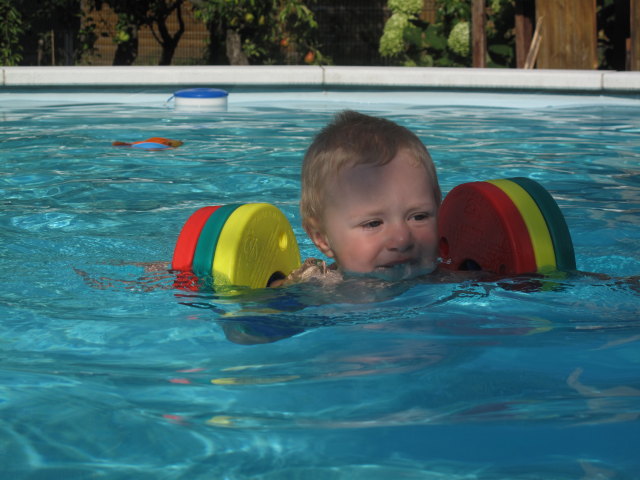 Nils im Schwimmbecken meiner Eltern