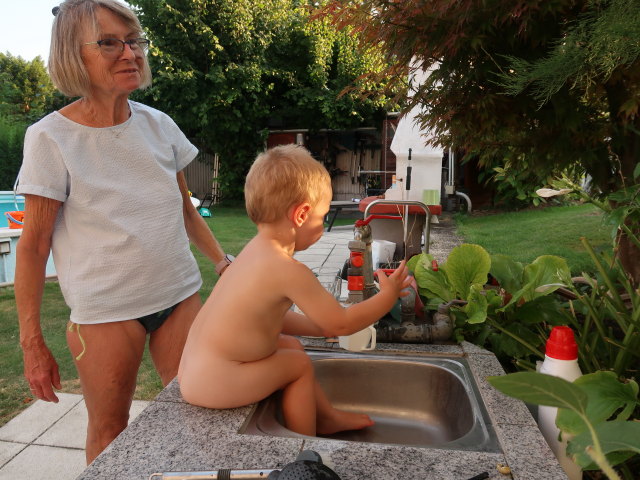 Mama und Nils im Garten meiner Eltern