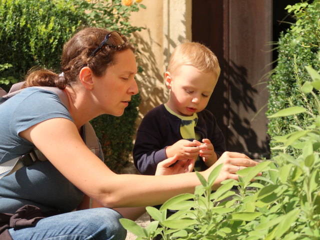 Sabine und Nils im Kr&auml;utergarten