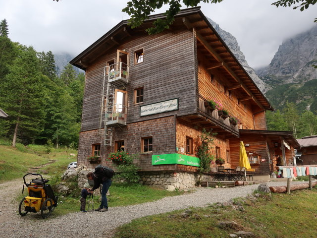Nils und Sabine beim Hans-Berger-Haus, 936 m (23. Aug.)