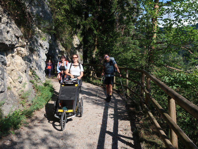 Ulrike, Nils, Sabine und Christoph im Kaisertal zwischen Gasthof Veitenhof und Kaiserstiege (24. Aug.)