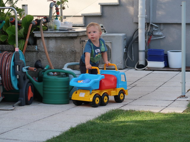 Nils im Garten meiner Eltern